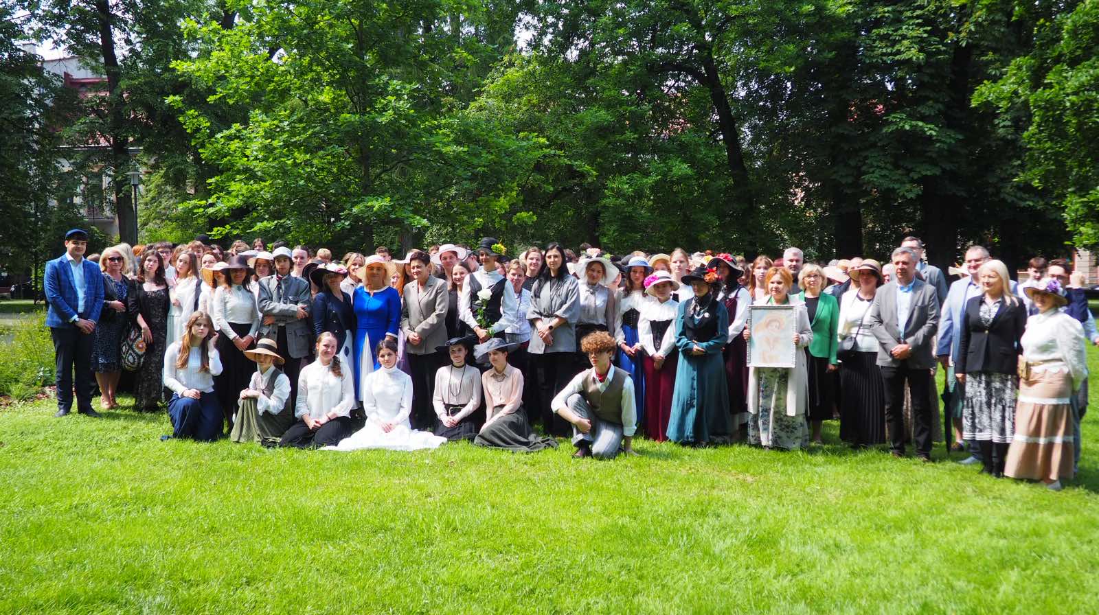 Zdjęcie Urodziny MK 2025 (31)0f8c20ee-8b6e-492e-b808-fb67fc2b01c4.jpeg w galerii Urodziny patronki II LO na Sądeckich Plantach